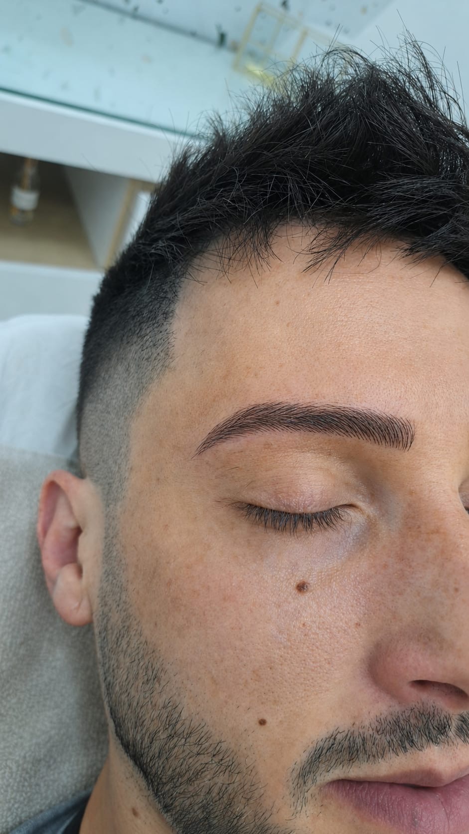 Resultado real de micropigmentación de cejas para hombre por Lola Jiménez