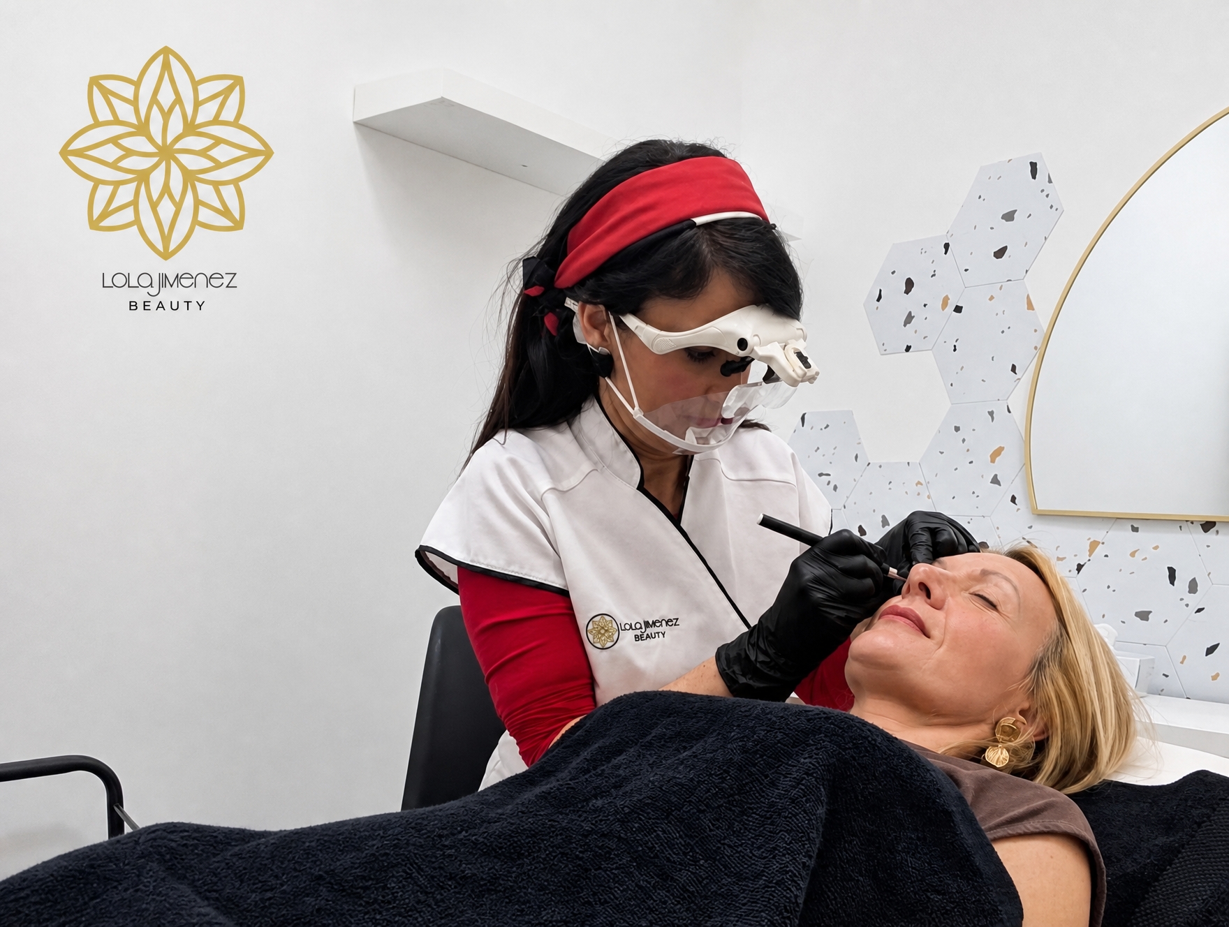 Lola Jiménez trabajando micropigmentación de cejas
